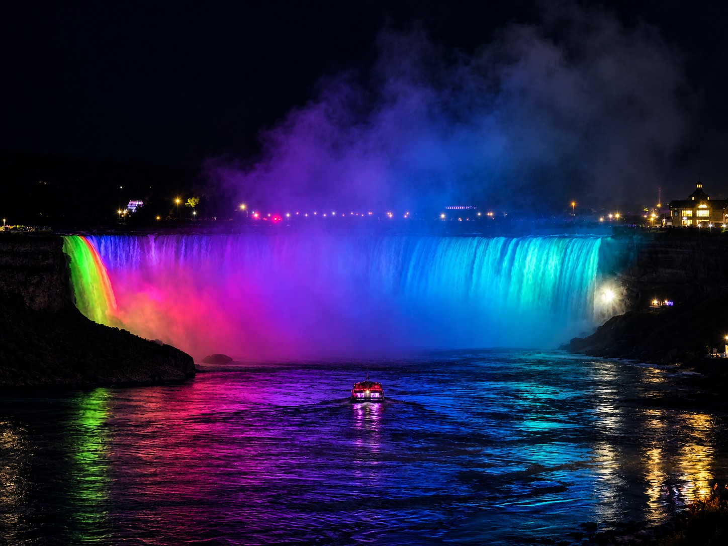 Cascate del Niagara illuminate
